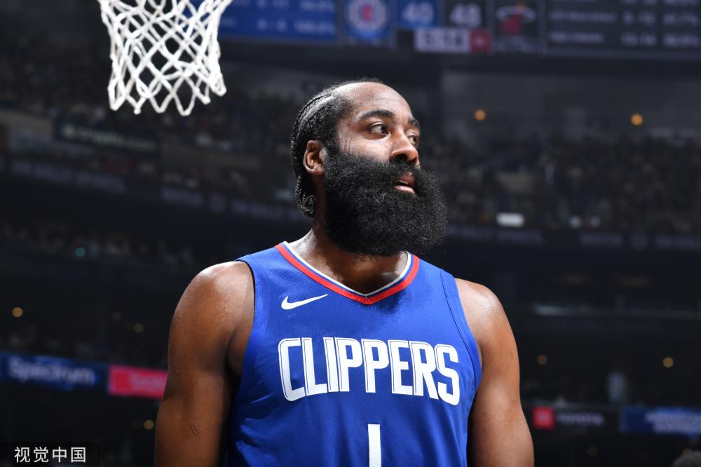 濃眉表示克內克特是個空間拉扯高手 只要把球傳給他準能穩穩命中.