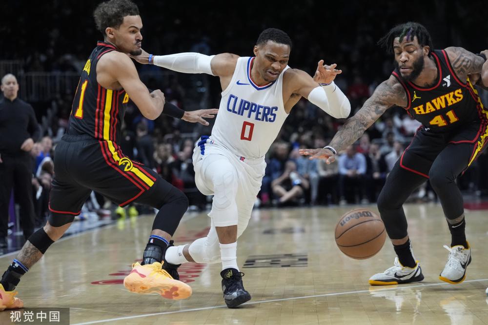 切尔西下赛季客场球衣泄露：主色调米白色，搭配红色和绿色条纹.