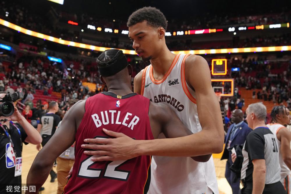 斯特0!斯特林本场8项数据挂0:0射正 0成功过人 0精确传中 0抢断.